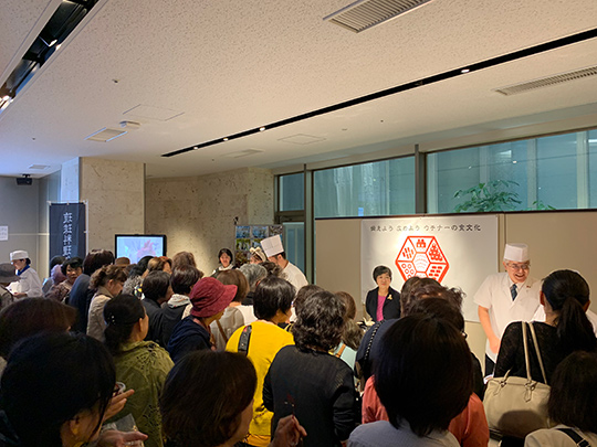 去った、11月に『琉球新報600回記念シンポジウム』2月に『琉球文化日本遺産シンポジウム』に出展しました。<br>琉球新報600回記念シンポジウムでは、伝承人による宮廷料理、庶民料理、お菓子の料理展示が琉球新報ホールで行われました。