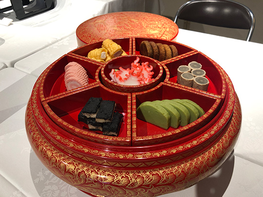 去った、11月に『琉球新報600回記念シンポジウム』2月に『琉球文化日本遺産シンポジウム』に出展しました。<br>琉球新報600回記念シンポジウムでは、伝承人による宮廷料理、庶民料理、お菓子の料理展示が琉球新報ホールで行われました。