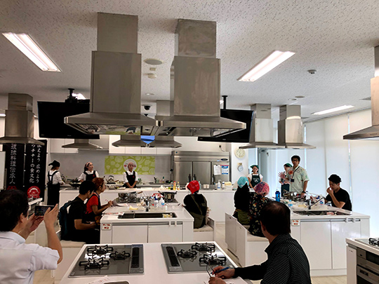 昨年の9月~11月に琉球料理伝承人による出前講座を行いました