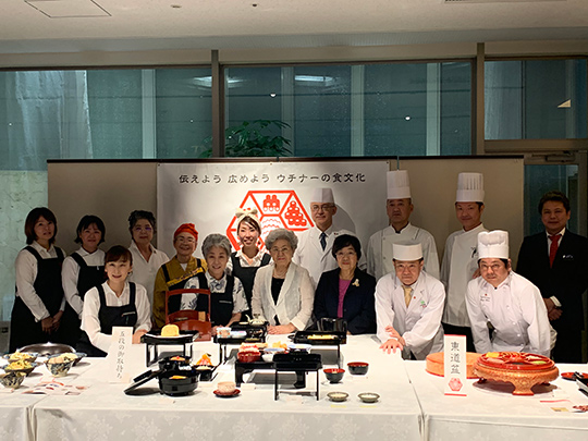 去った、11月に『琉球新報600回記念シンポジウム』2月に『琉球文化日本遺産シンポジウム』に出展しました。<br>琉球新報600回記念シンポジウムでは、伝承人による宮廷料理、庶民料理、お菓子の料理展示が琉球新報ホールで行われました。